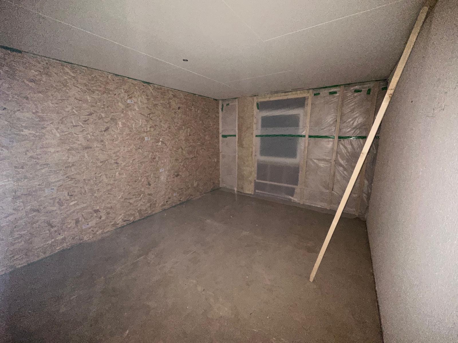 Innenausbau eines Neubaus mit gedämmten Wänden und fertig montierter Decke durch Geiser's Bau & Montage